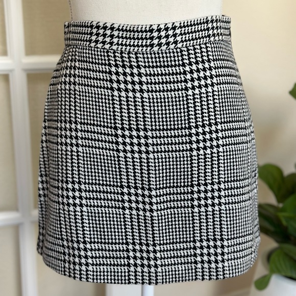 Black and white plaid skirt EUC - Picture 2 of 2